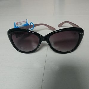 Black sunglasses by Simply Vera Vera Wang